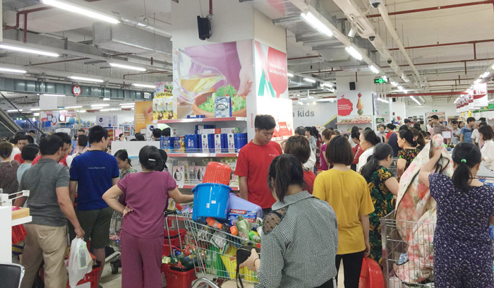 Người dân đổ xô đi 'vét hàng' giảm giá 50% trước ngày Auchan đóng cửa