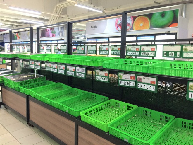 Người dân đổ xô đi 'vét hàng' giảm giá 50% trước ngày Auchan đóng cửa