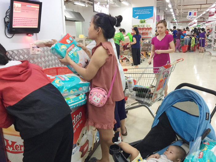 Người dân đổ xô đi 'vét hàng' giảm giá 50% trước ngày Auchan đóng cửa