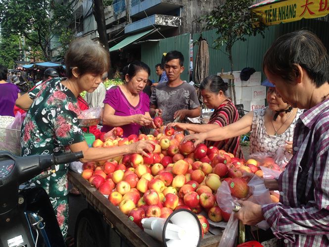 Cẩn trọng với táo "Mỹ" giá rẻ bày bán tràn lan ở Sài Gòn