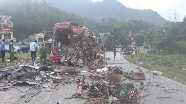 Tai nạn thảm khốc: Xe khách đấu đầu xe tải, 40 người thương vong