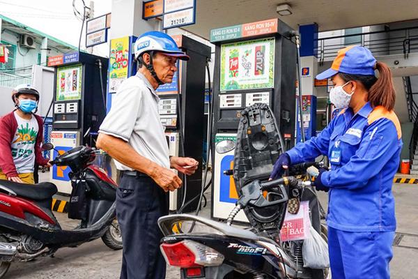 Tiêu dùng trong tuần: Giá vàng, thực phẩm tăng, trong khi giá xăng và trái cây giảm mạnh