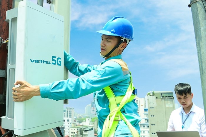 Viettel chính thức lắp trạm phát sóng 5G đầu tiên tại TP Hồ Chí Minh