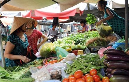 Tiêu dùng trong tuần: Giá vàng, trái cây, thực phẩm tăng mạnh, trong khi giá xăng dầu và cá tra giảm