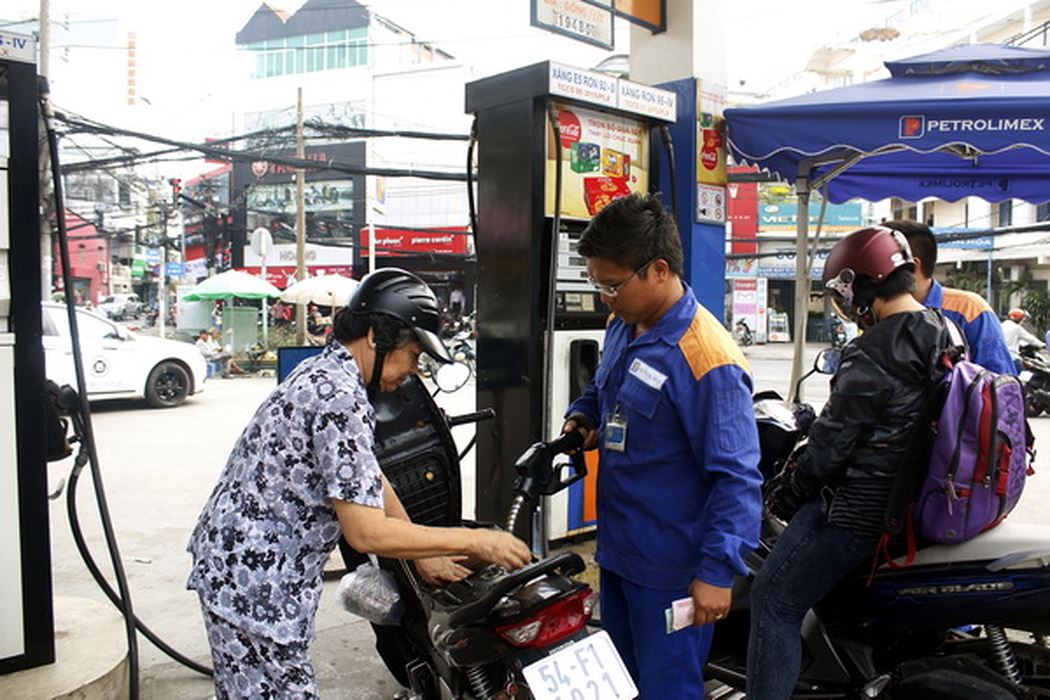 Tiêu dùng trong tuần: Giá vàng, trái cây, thực phẩm tăng mạnh, trong khi giá xăng dầu và cá tra giảm