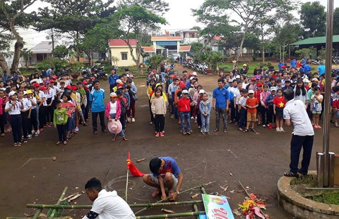 Hàng chục học sinh nhập viện sau khi ăn tối tại trại hè