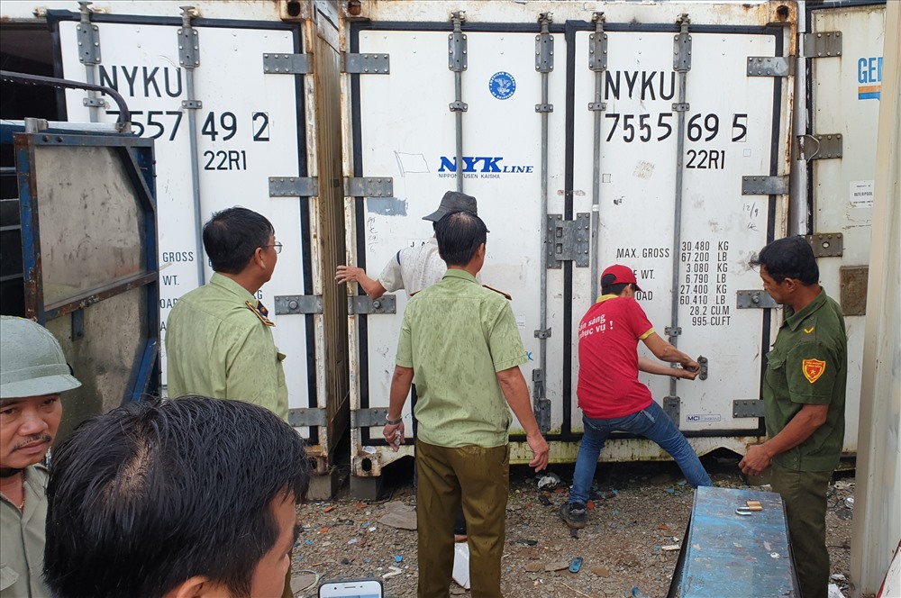 Bắt 3 container chứa hơn 50 tấn xương, thịt heo thối