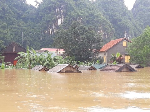 Mưa lũ tại miền Trung gây ngập hàng ngàn nhà dân, 8 người chết và mất tích