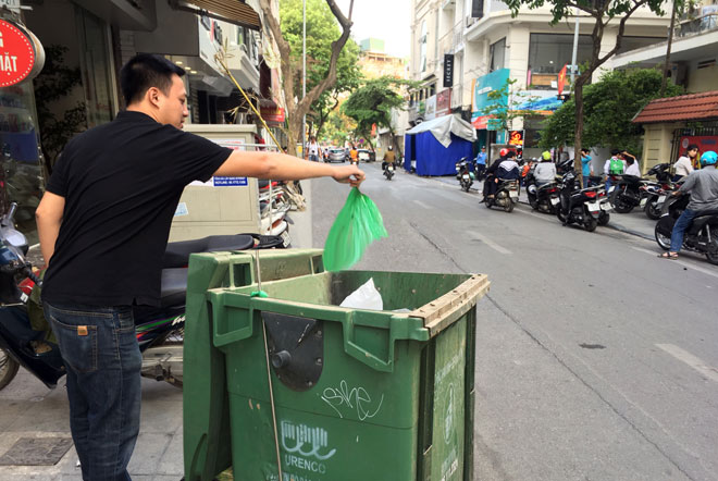 TP Hồ Chí Minh: Giám sát hành vi xả rác ra đường và kênh rạch