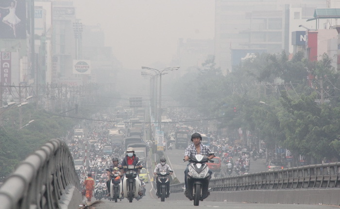 TP Hồ Chí Minh: Sương mù xuất hiện trở lại kèm theo hiện tượng cay mắt, người dân lo sợ