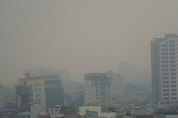 TP Hồ Chí Minh: Sương mù xuất hiện trở lại kèm theo hiện tượng cay mắt, người dân lo sợ