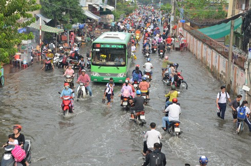 TP Hồ Chí Minh: Triều cường vượt mức kỷ lục năm 2017, người dân khổ sở vì ngập nặng trên diện rộng