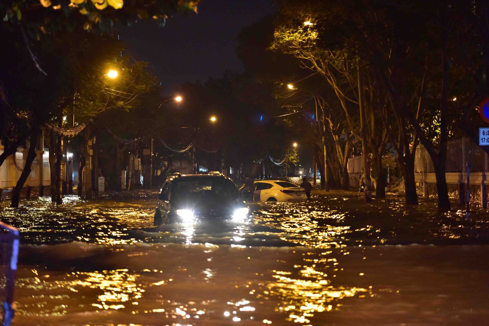 TP Hồ Chí Minh: Triều cường tiếp tục dâng cao, người dân vật vã lội nước về nhà