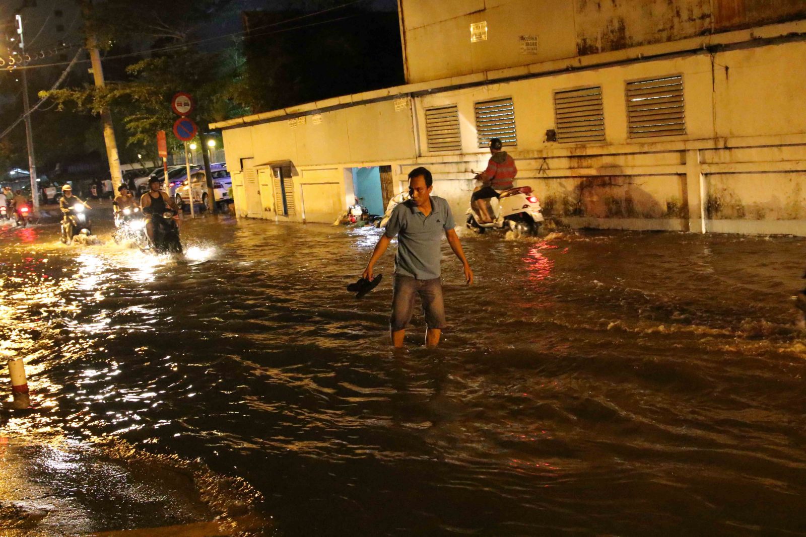 TP Hồ Chí Minh: Triều cường tiếp tục dâng cao, người dân vật vã lội nước về nhà