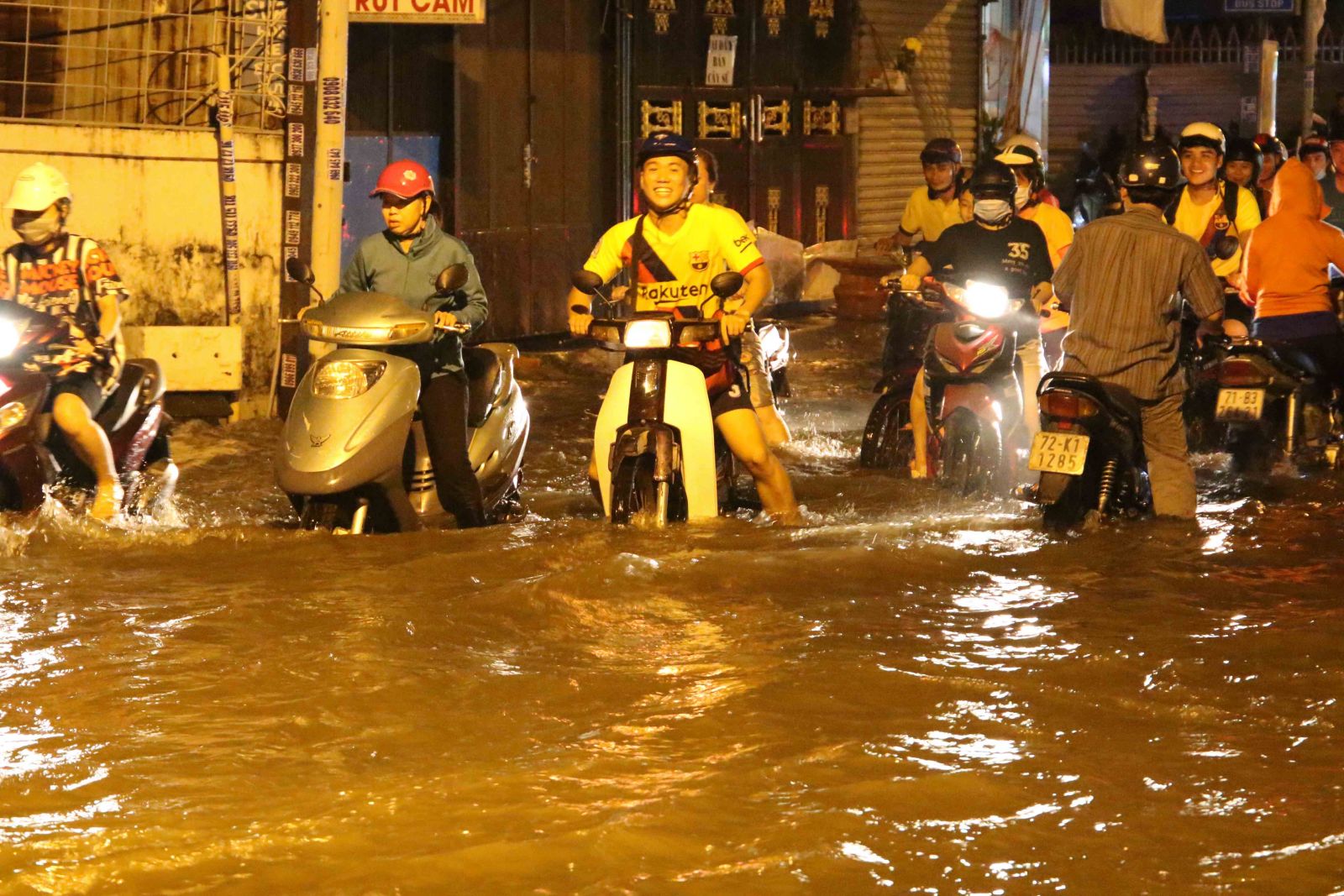 TP Hồ Chí Minh: Triều cường tiếp tục dâng cao, người dân vật vã lội nước về nhà