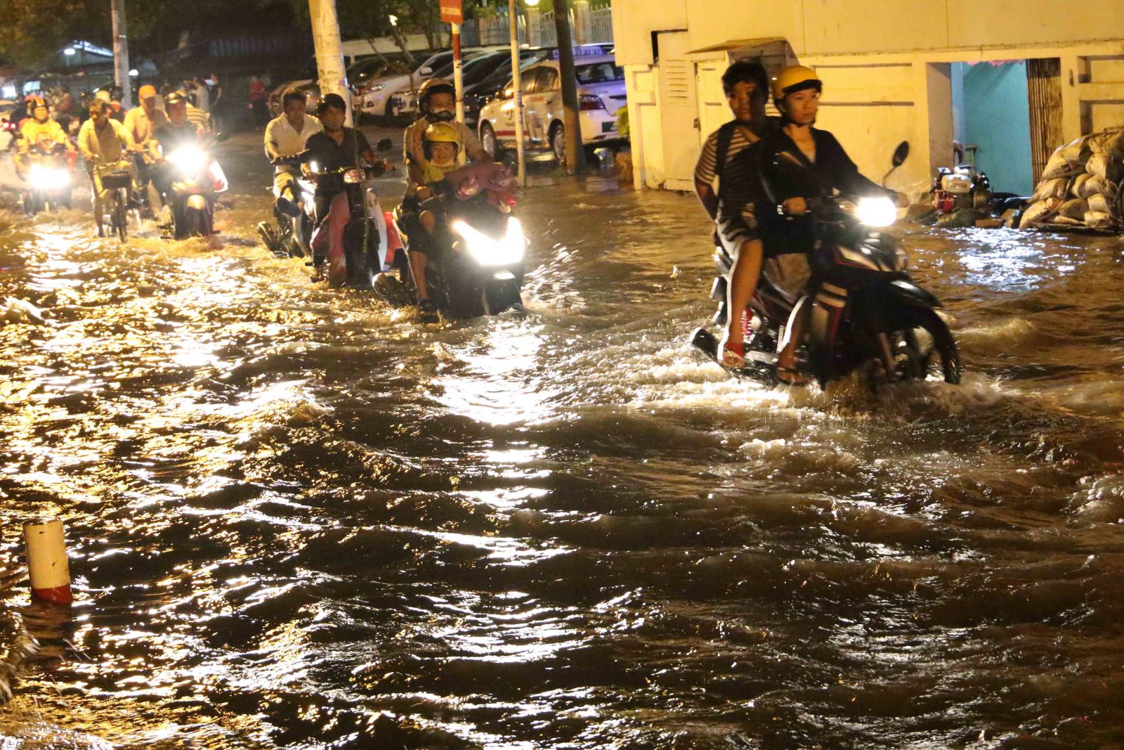 TP Hồ Chí Minh: Triều cường tiếp tục dâng cao, người dân vật vã lội nước về nhà