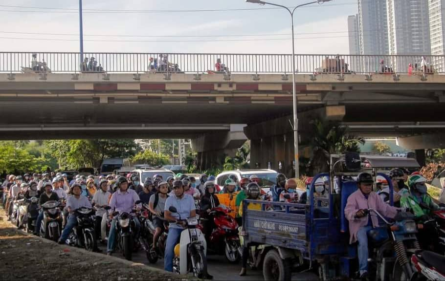 TP Hồ Chí Minh: Đóng dải phân cách gần cầu Sài Gòn khiến giao thông xáo trộn