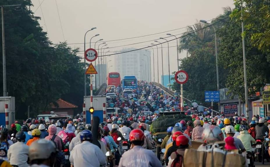 TP Hồ Chí Minh: Đóng dải phân cách gần cầu Sài Gòn khiến giao thông xáo trộn