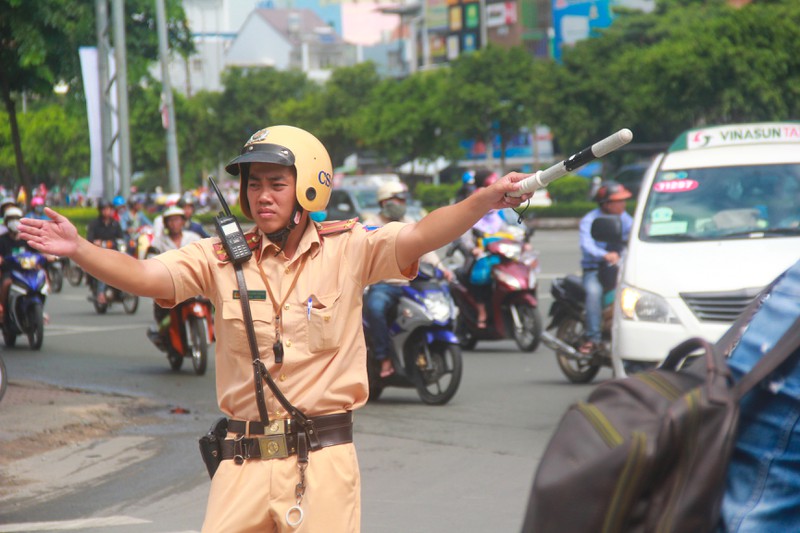 TP Hồ Chí Minh: Đóng dải phân cách gần cầu Sài Gòn khiến giao thông xáo trộn