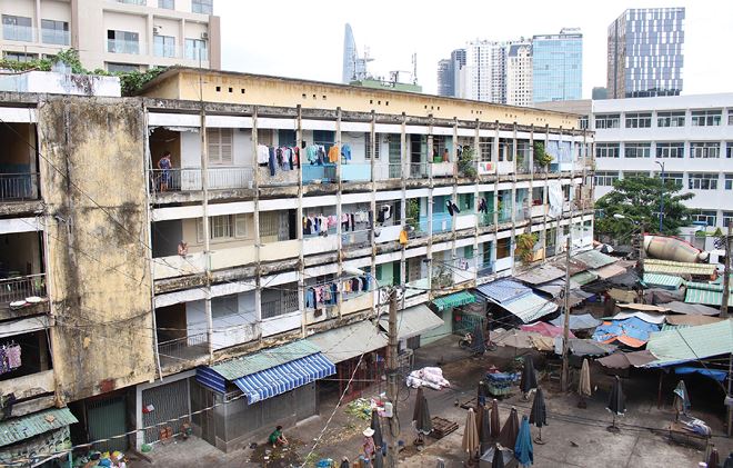 TP Hồ Chí Minh: Xây mới, dì dời hàng loạt chung cư cũ có khả thi?