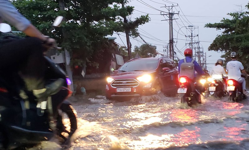 TP Hồ Chí Minh: Triều cường tối (28/10) dâng cao, ngập sâu trên diện rộng