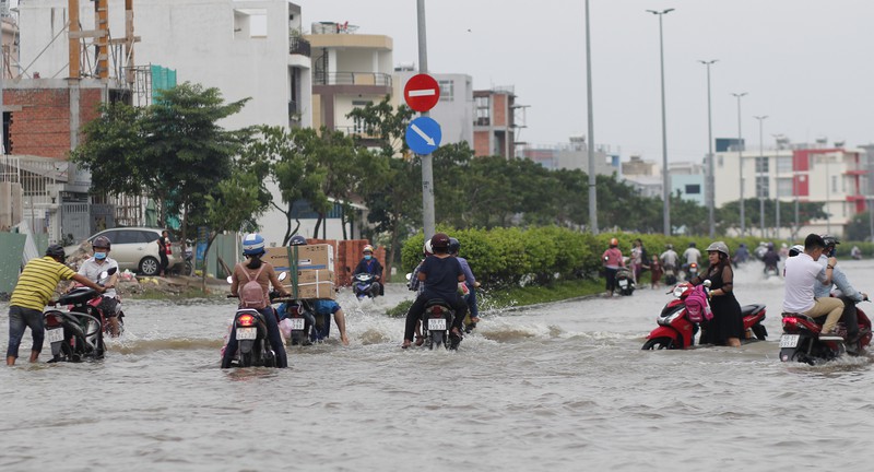 TP Hồ Chí Minh: Triều cường tối (28/10) dâng cao, ngập sâu trên diện rộng