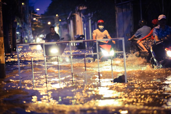 TP Hồ Chí Minh: Triều cường tối (28/10) dâng cao, ngập sâu trên diện rộng