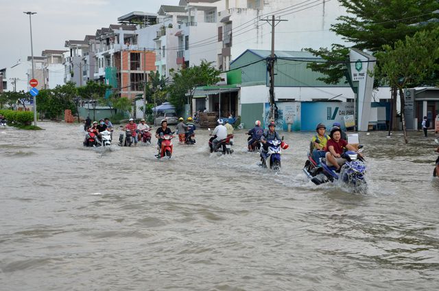 TP Hồ Chí Minh: Người dân bì bõm trong ngày triều cường đạt đỉnh