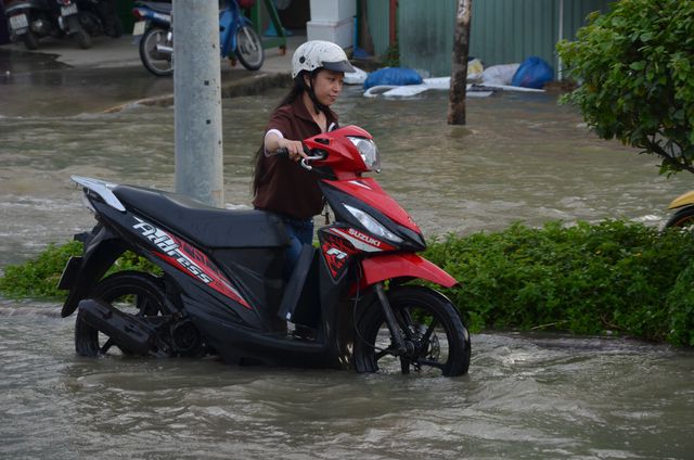 TP Hồ Chí Minh: Người dân bì bõm trong ngày triều cường đạt đỉnh