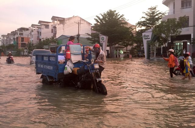 TP Hồ Chí Minh: Người dân bì bõm trong ngày triều cường đạt đỉnh