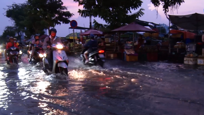 TP Hồ Chí Minh: Người dân bì bõm trong ngày triều cường đạt đỉnh