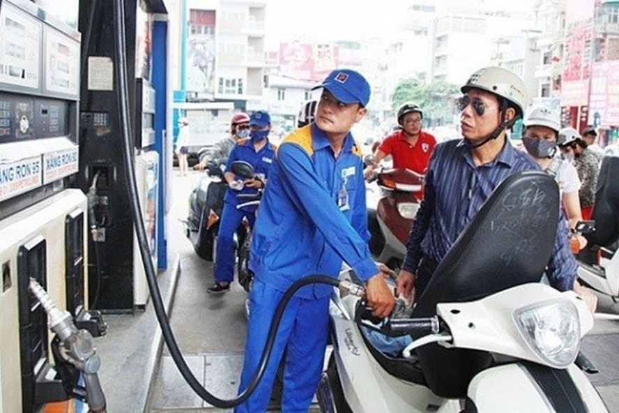 Tiêu dùng trong tuần: Giá vàng, gas, tôm và trái cây tăng mạnh, trong khi giá xăng dầu giảm