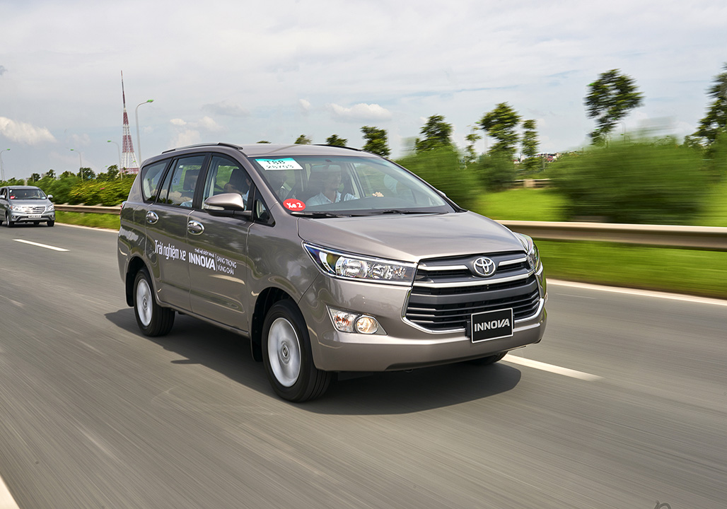 Giá xe ôtô hôm nay 20/11: Toyota Innova E ưu đãi 100 triệu đồng