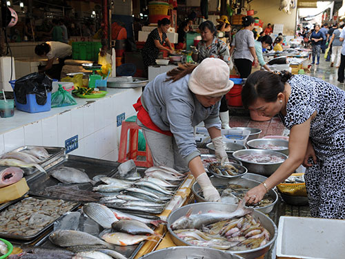 Tiêu dùng trong tuần: Giá vàng và trái cây giảm mạnh, trong khi giá thực phẩm leo thang