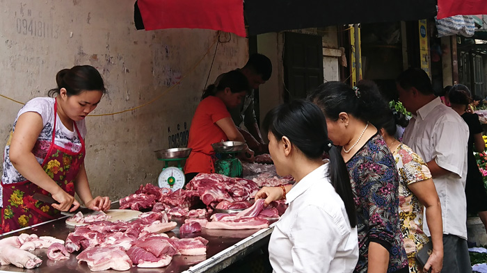Thịt lợn tăng giá đẩy CPI tháng 11 cao kỷ lục