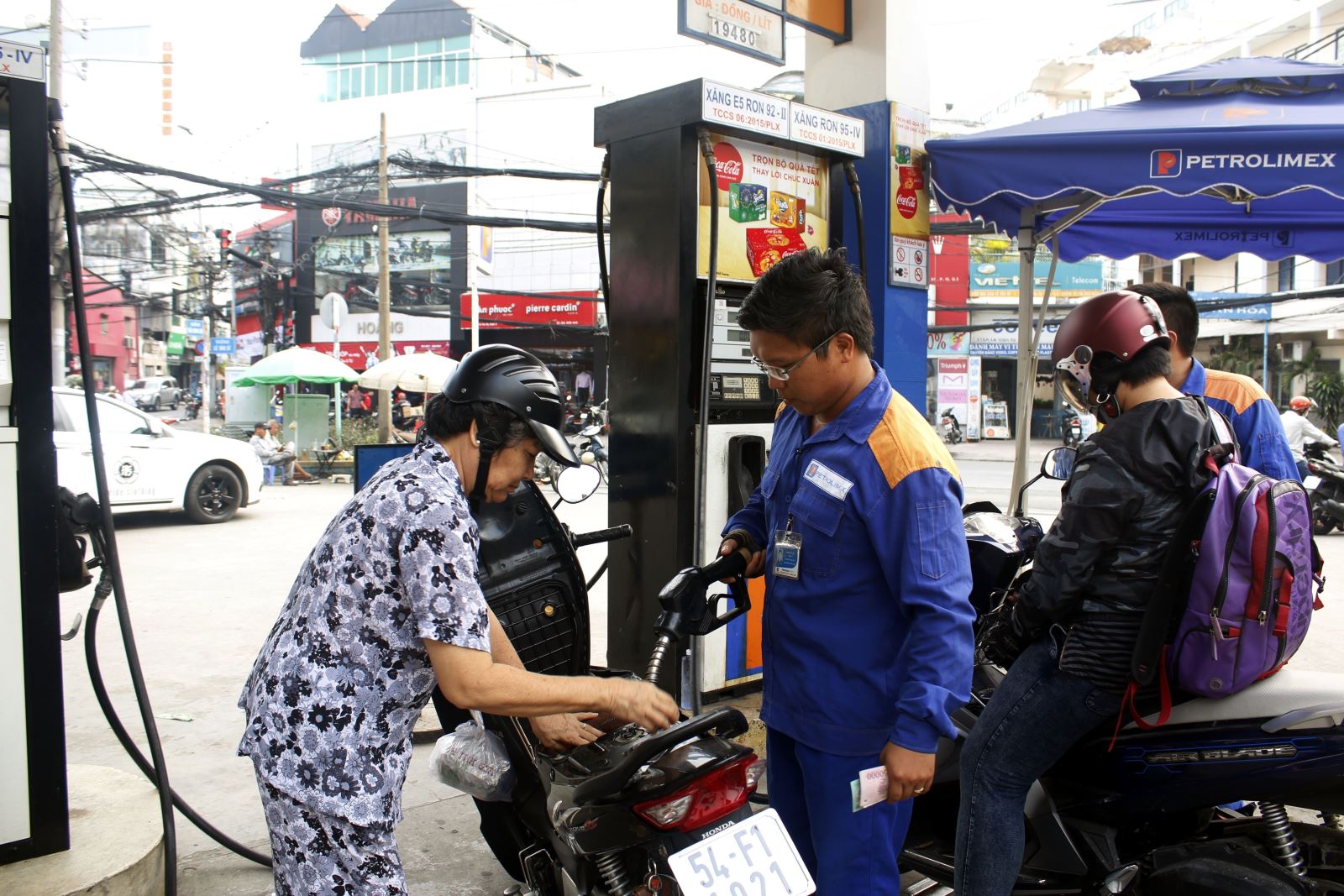 Tiêu dùng trong tuần: Giá vàng giảm, trong khi giá xăng, gas và thực phẩm tăng mạnh