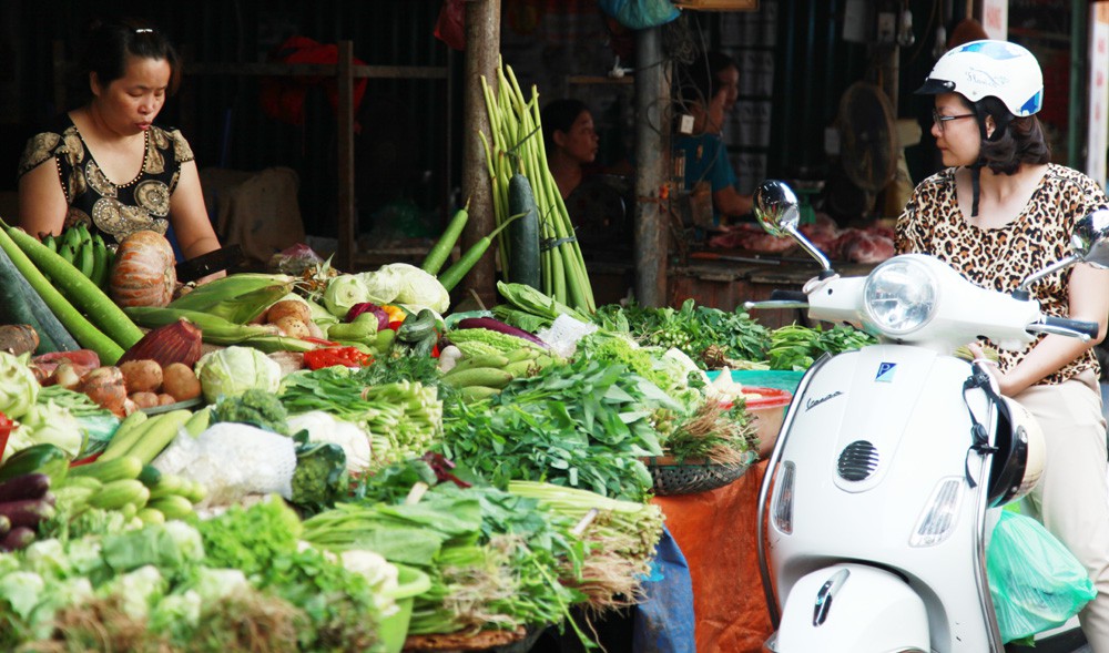 TP Hồ Chí Minh: Rau xanh đồng loạt tăng giá tại chợ lẻ