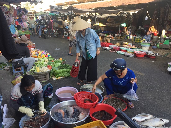 Tiêu dùng trong tuần: Giá vàng, thực phẩm và trái cây đồng loạt tăng mạnh