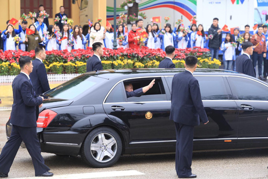 Chủ tịch Hà Nội Nguyễn Đức Chung đón Nhà lãnh đạo Kim Jong-un