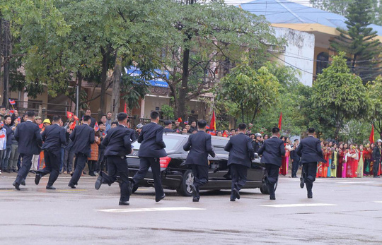 Trực tiếp: Đoàn xe chở Nhà lãnh đạo Kim Jong-un đang trên đường về Hà Nội