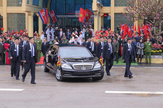 Chủ tịch Hà Nội Nguyễn Đức Chung đón Nhà lãnh đạo Kim Jong-un