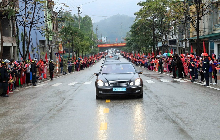 Chủ tịch Hà Nội Nguyễn Đức Chung đón Nhà lãnh đạo Kim Jong-un