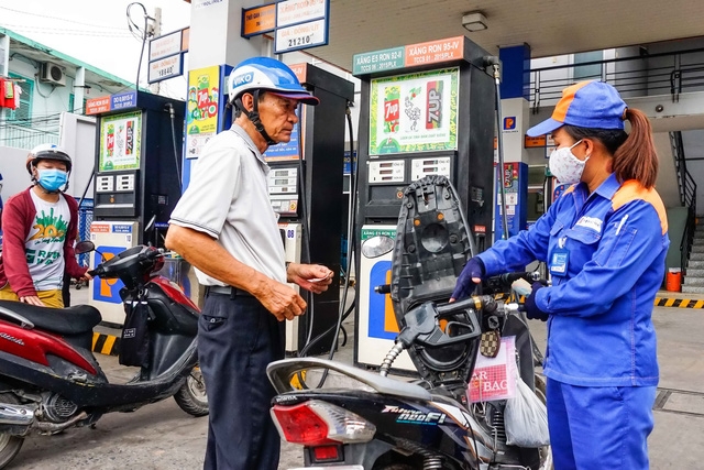 Tiêu dùng trong tuần: Giá vàng, xăng dầu, gas, heo và trái cây đồng loạt tăng mạnh