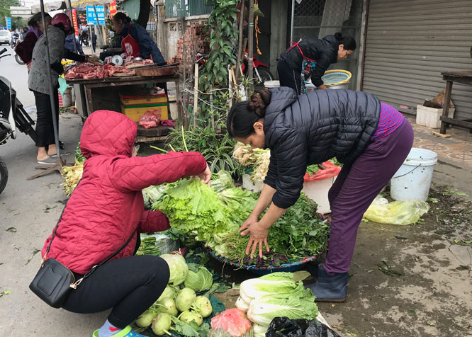 Thực phẩm mùng 4 Tết: Siêu thị giữ giá, chợ lẻ tăng gấp đôi