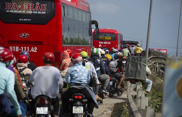 Người dân trở lại TP Hồ Chí Minh sau Tết, nhiều tuyến đường kẹt cứng