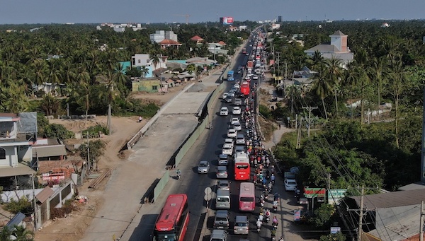 Người dân trở lại TP Hồ Chí Minh sau Tết, nhiều tuyến đường kẹt cứng