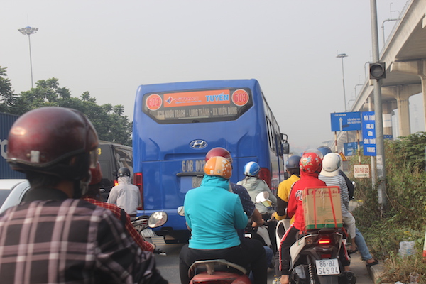 Người dân trở lại TP Hồ Chí Minh sau Tết, nhiều tuyến đường kẹt cứng