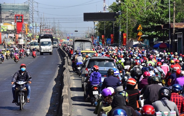 Người dân trở lại TP Hồ Chí Minh sau Tết, nhiều tuyến đường kẹt cứng