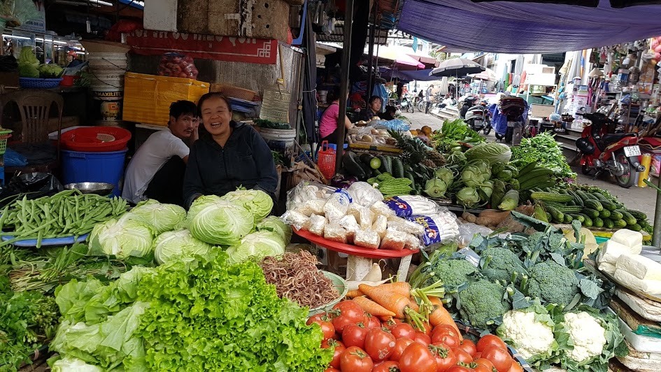 Tiêu dùng trong tuần: Giá vàng, tỏi và rau xanh giảm mạnh, trong khi giá gà và tôm tăng gấp đôi