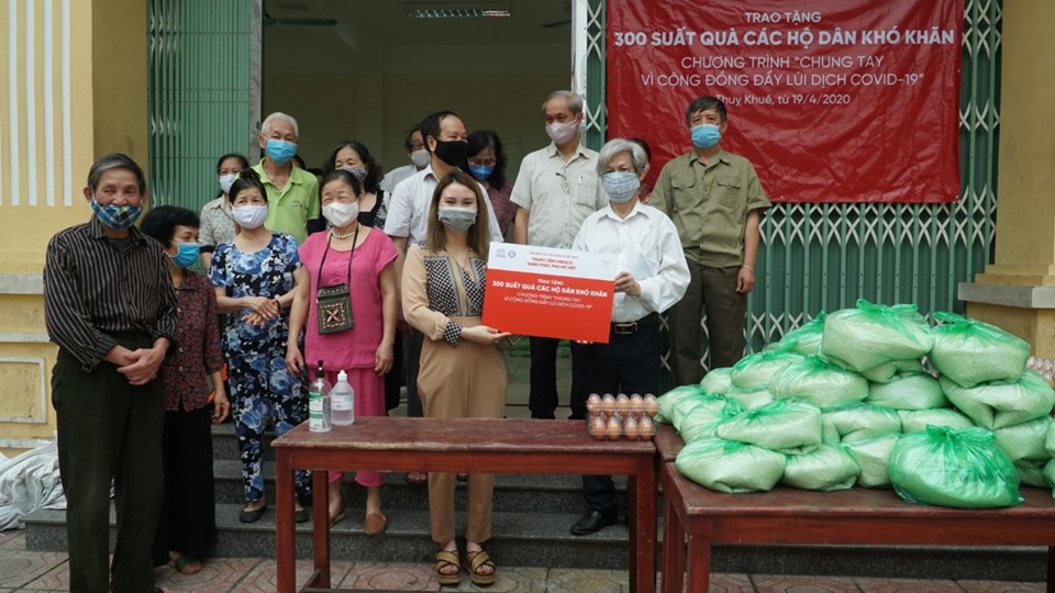 Phát quà cho những người gặp khó khăn do dịch COVID-19